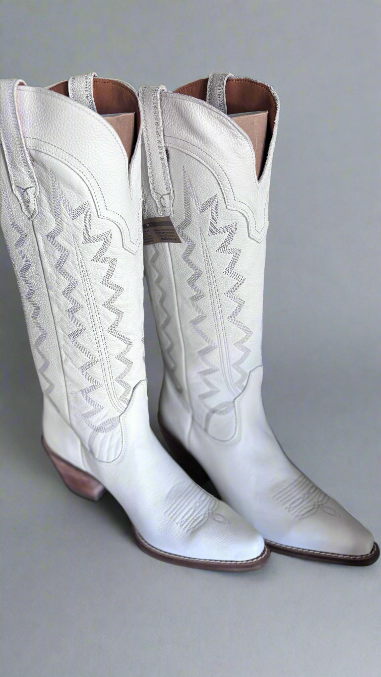 WHITE KNEE HIGH BOOTS